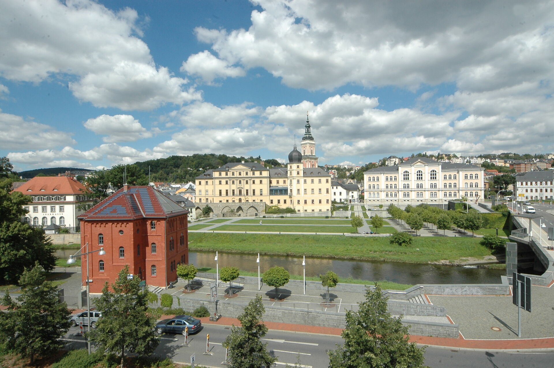  Stadtansicht von Greiz mit historischen Gebäuden