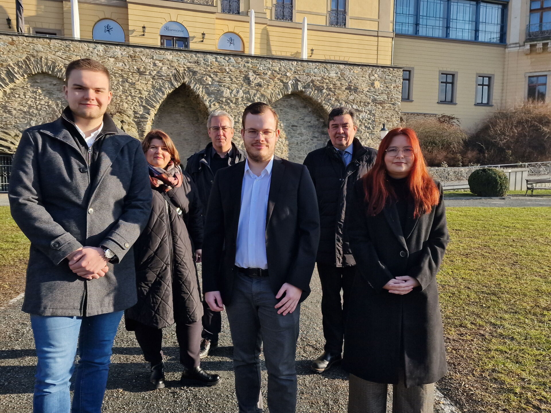  Freistehendes Wohnhaus bei Tageslicht mit Hausnummer im Vordergrund