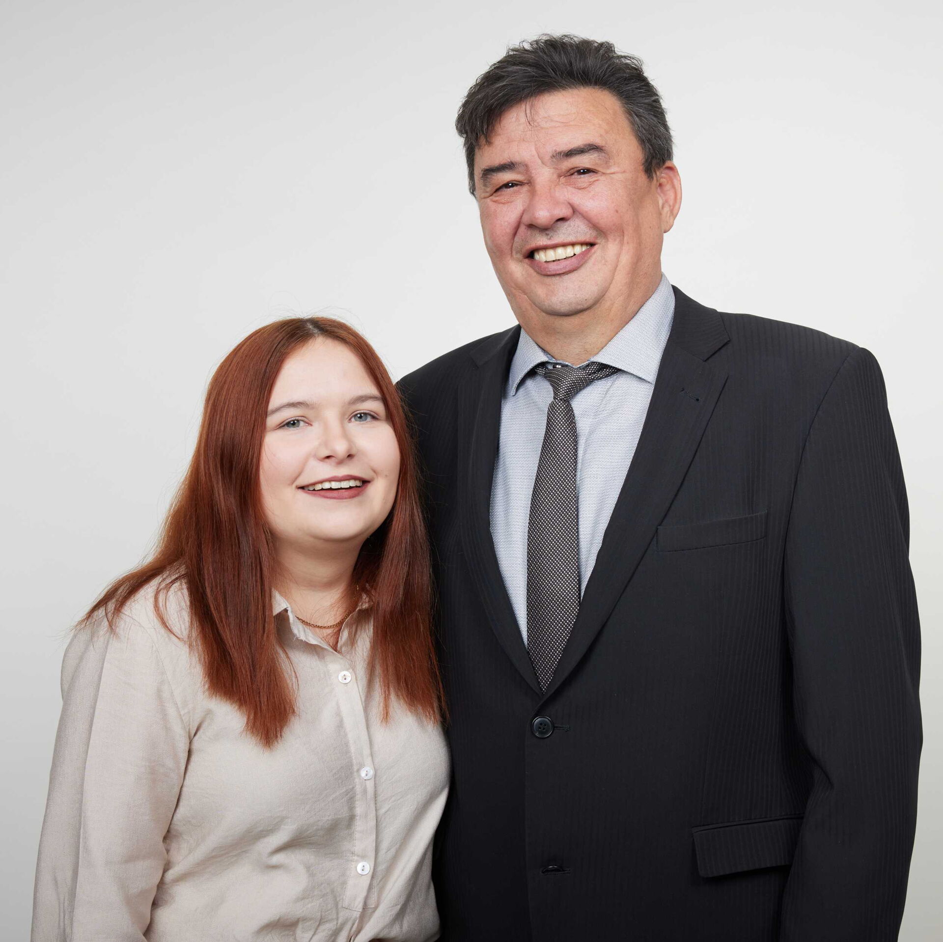  Porträt zweier Personen – Sara und Jan – vor neutralem Hintergrund