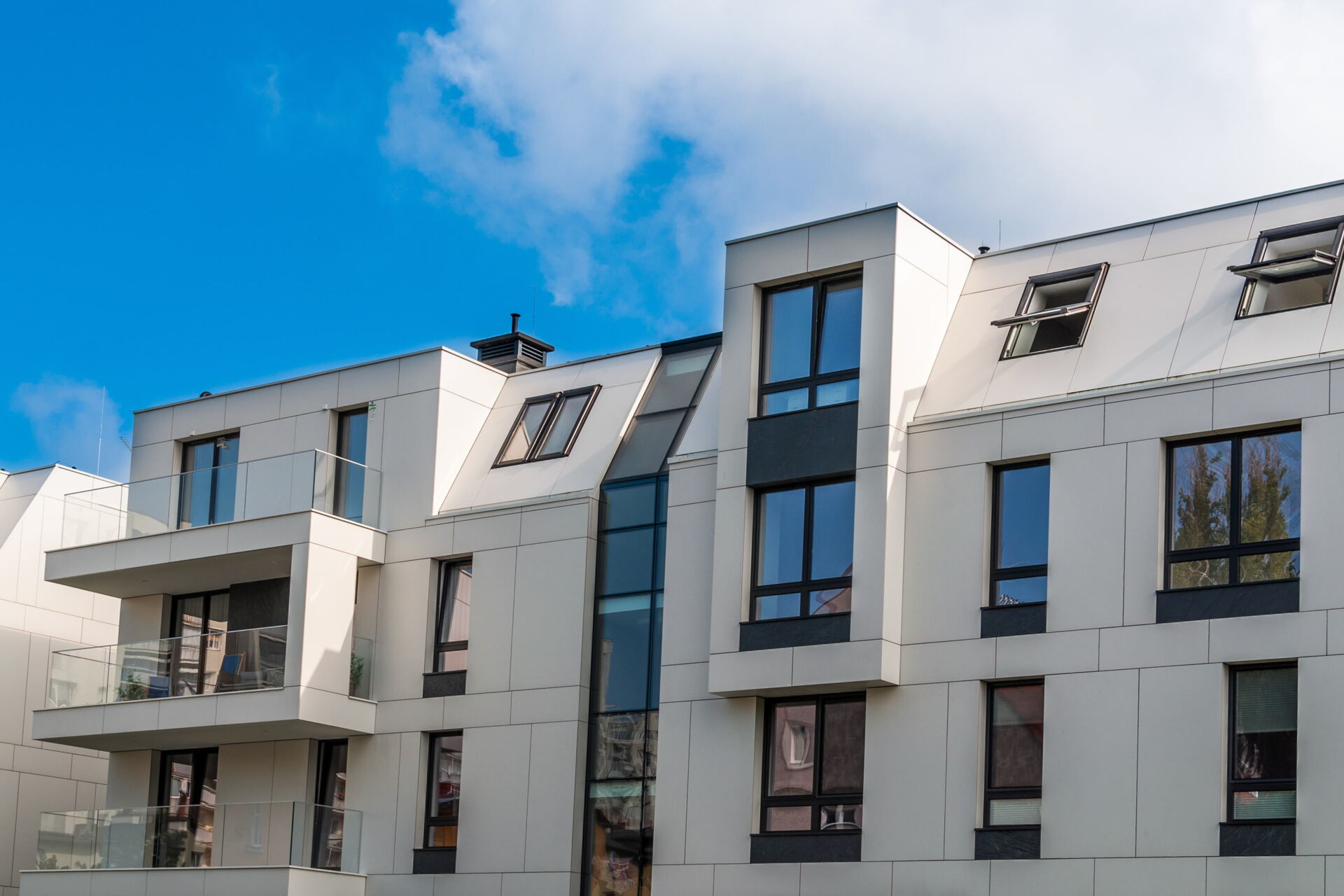  Moderne Wohnhausfassade mit Balkonen und klarer Architektur