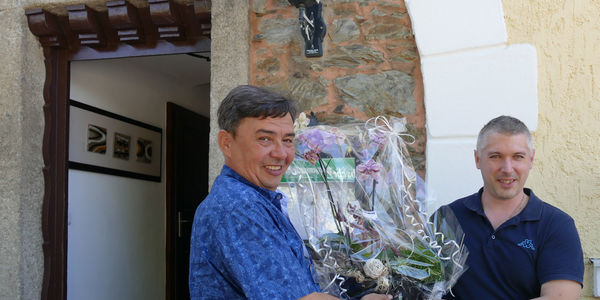  Hochformatiges Titelbild mit Gebäudesilhouette