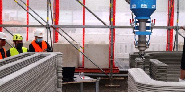  Großformatiger 3D‑Bau­drucker errichtet Wände aus Beton‑Schichten