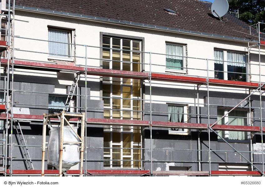  Gebäude­fassade mit Fensterfront und klaren Linien