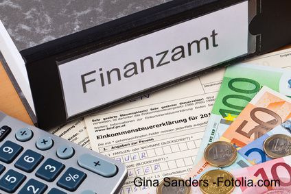  Blick auf Finanzamt‑Gebäude mit Schriftzug „Finanzamt“