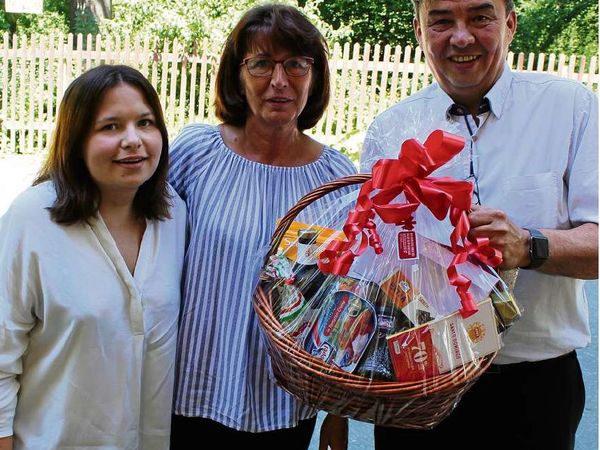  Außenansicht des Maklerbüros Jan Popp mit Beschilderung