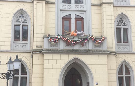  Außenaufnahme eines Hauses mit rotem Dach und weißem Putz