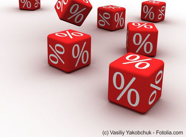  Stapel Münzen mit wachsender Linie als Symbol für Zinsen