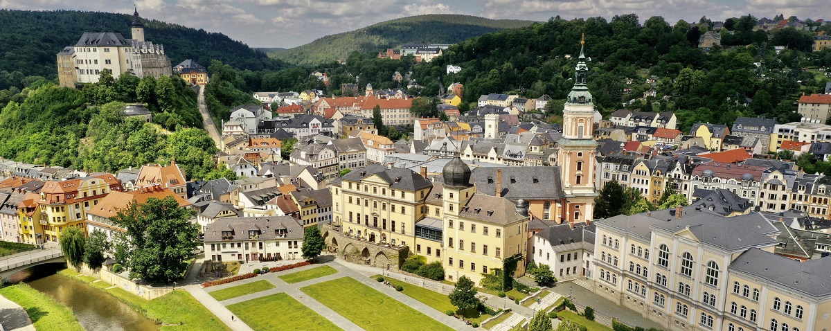  Panoramablick auf historische Stadtlandschaft mit Schloss, Fluss und Altstadt