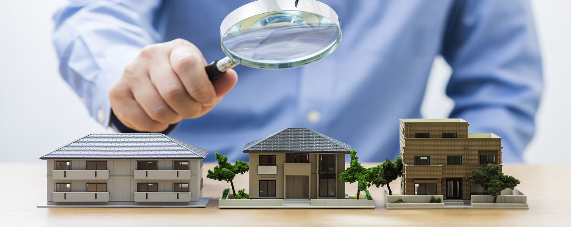  Weißes Wohngebäude vor blauem Himmel