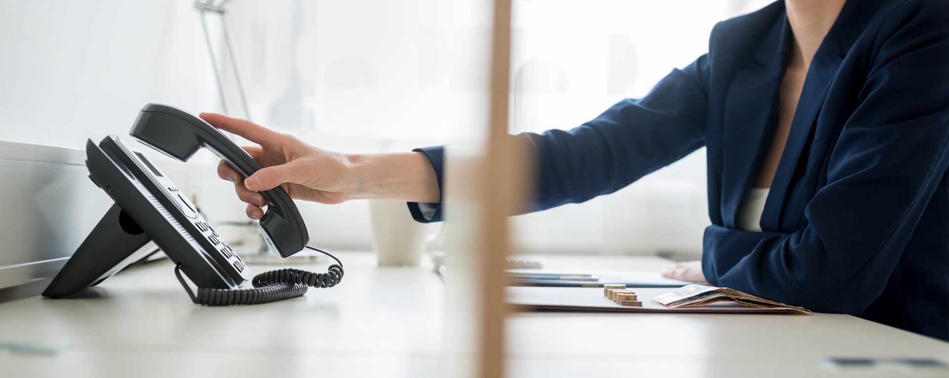  Zwei Hände, die ein Hausmodell übergeben